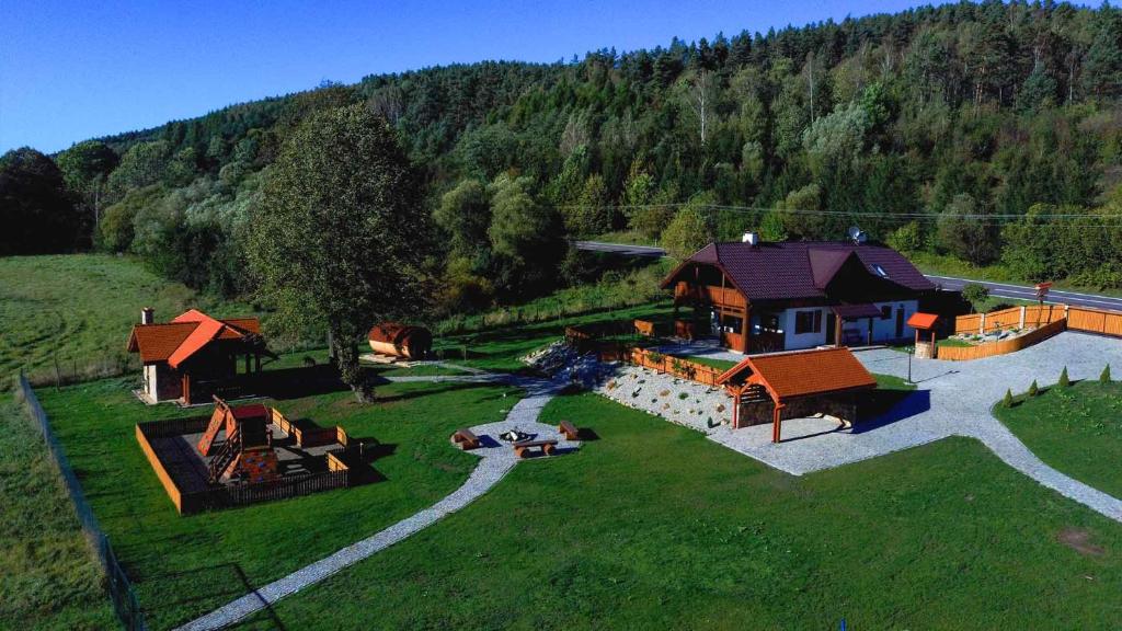 una vista aerea di una casa su una collina di Zakątek nad Wiarem a Wojtkowa