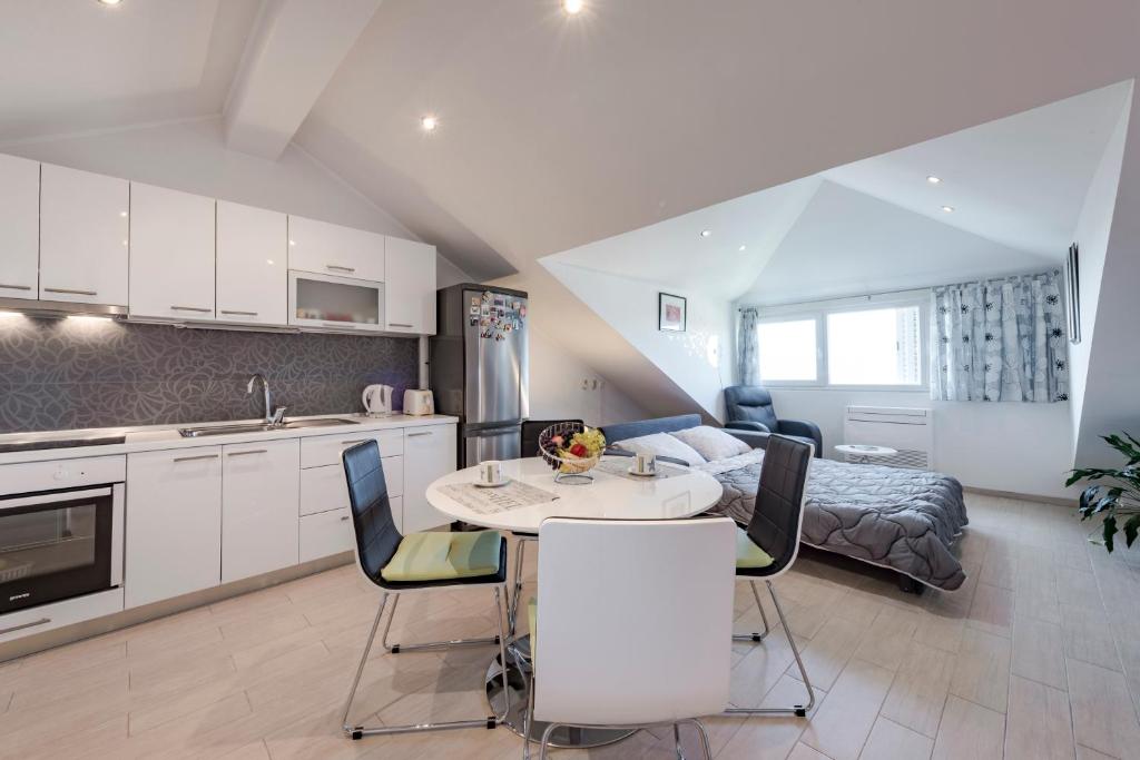 cocina y sala de estar con mesa y sillas en Apartment Monta, en Dubrovnik