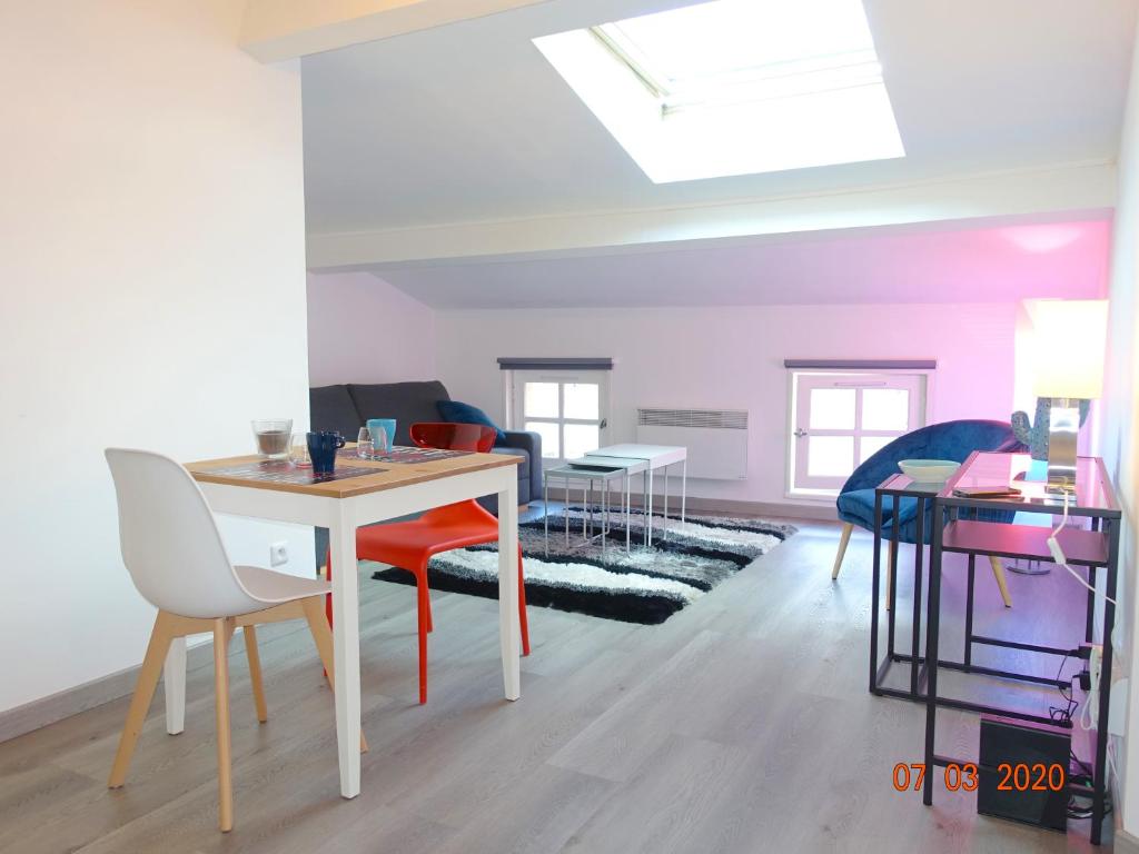 un salon avec une table et des chaises dans l'établissement Grand studio, Ramblas de Toulouse, Jean Jaurès, à Toulouse