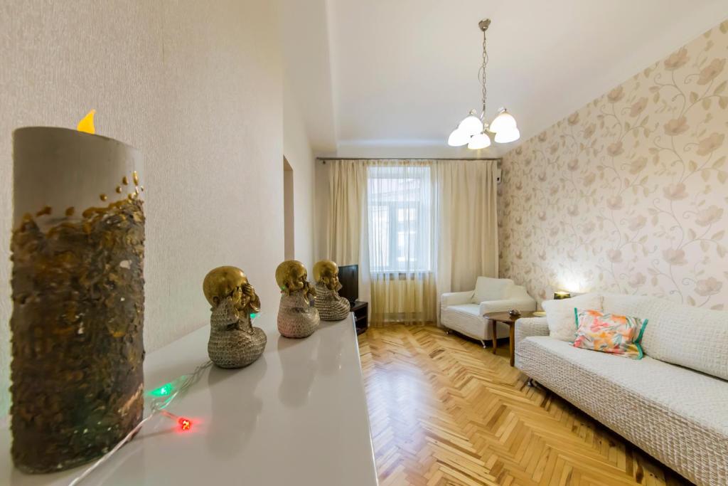 a living room with a white couch and a table at Затишна квартира на Майдані Незалежності in Kyiv