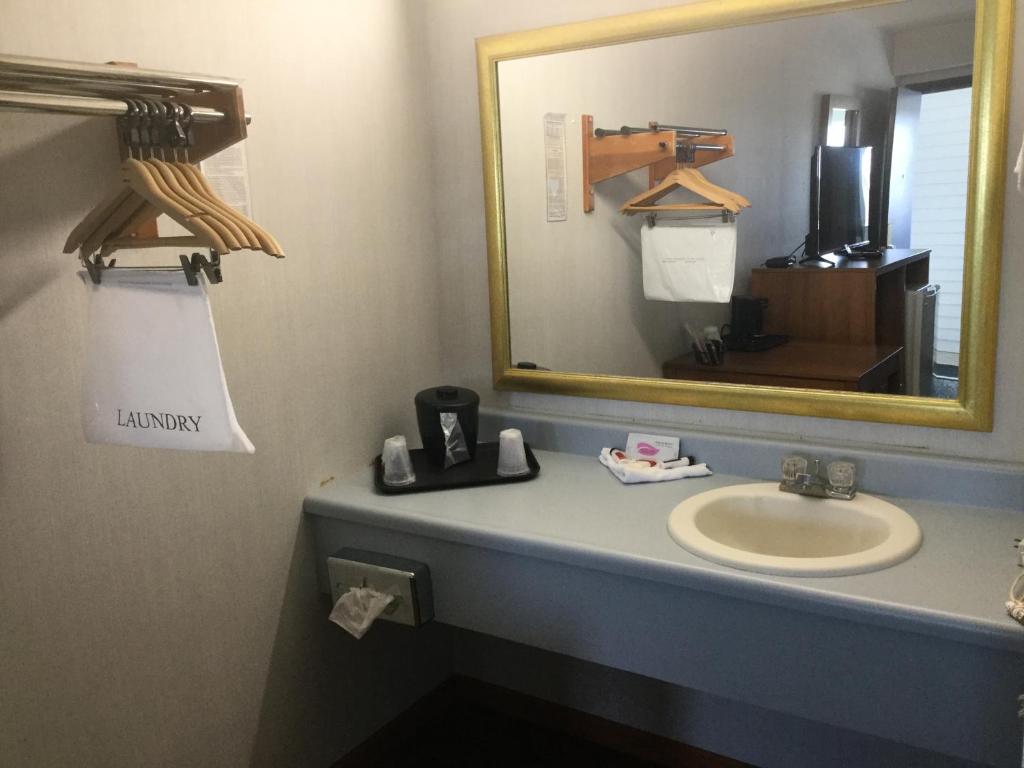Super 8 by Wyndham Petoskey - King Room - Accesso Alla Mobilità/non Fumatori