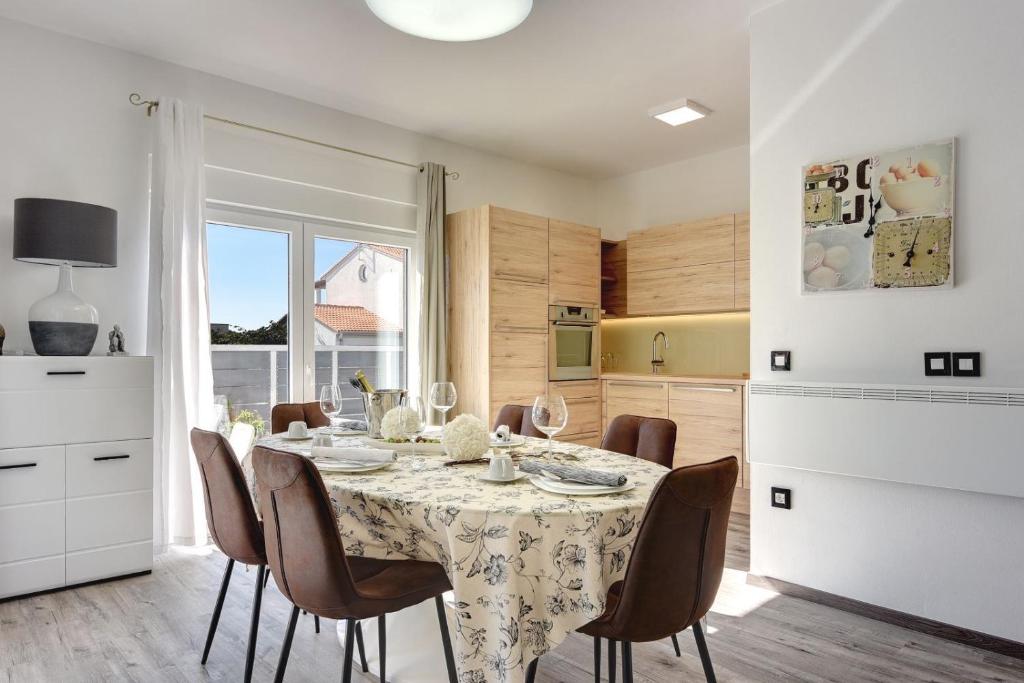 Kuchyň nebo kuchyňský kout v ubytování Villa Sunce