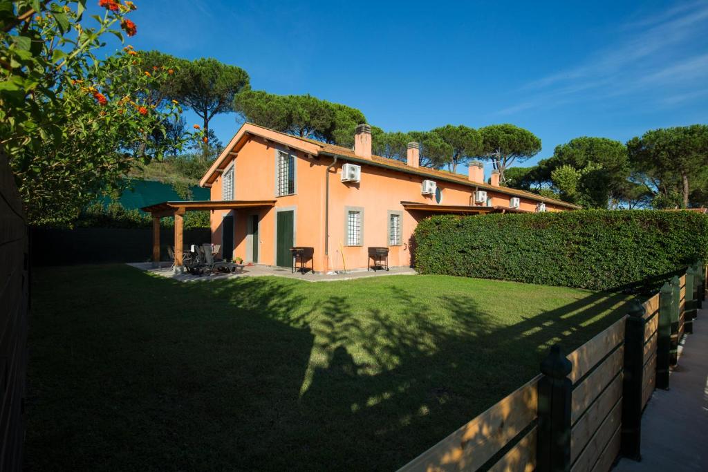 an exterior view of a house with a hedge at Tenuta Capizucchi in Rome