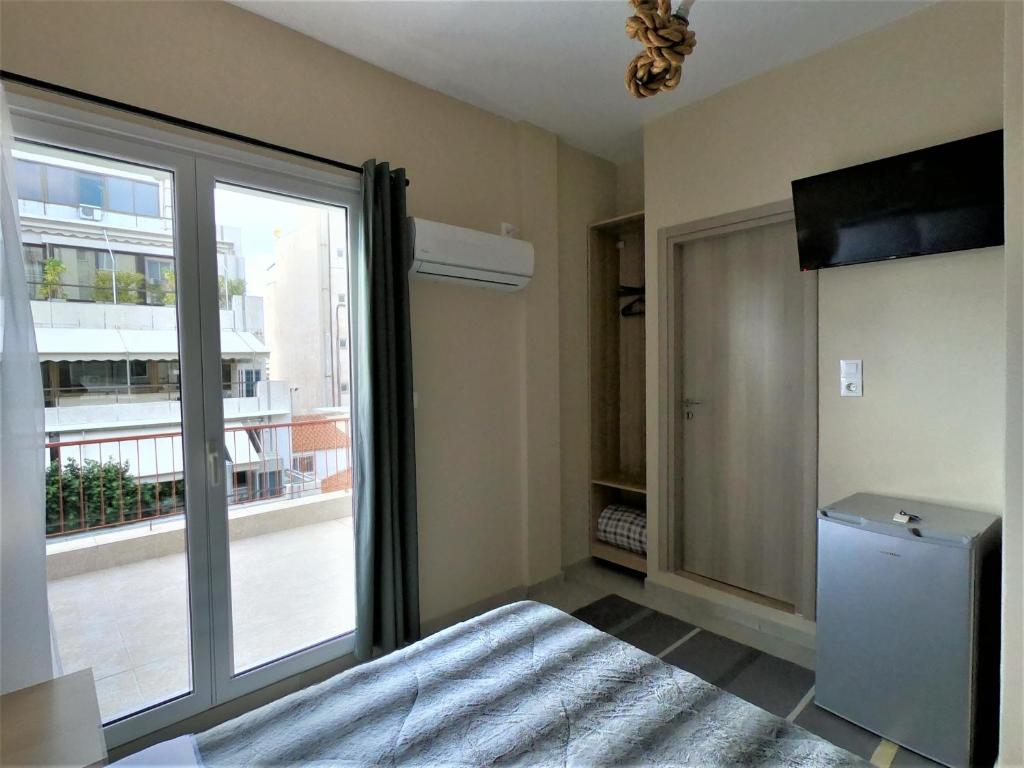 Postel nebo postele na pokoji v ubytování Achillion Hotel Piraeus