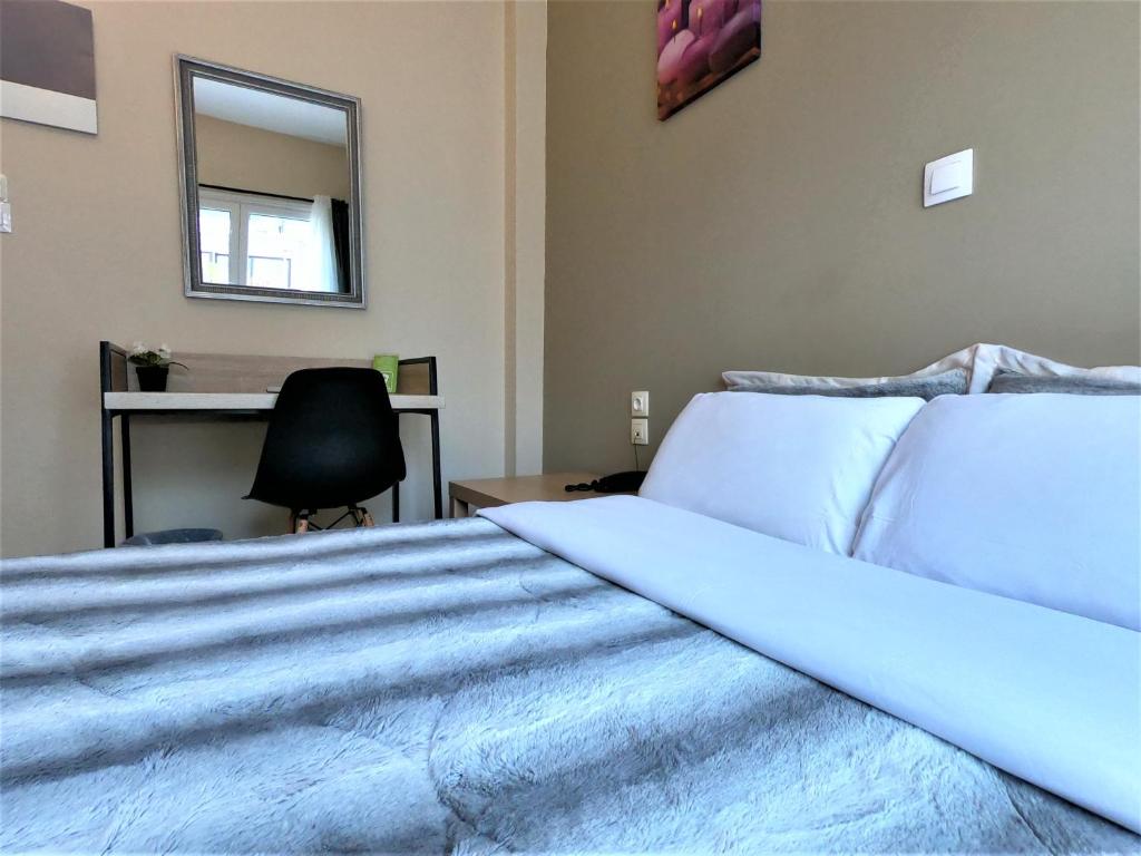Postel nebo postele na pokoji v ubytování Achillion Hotel Piraeus