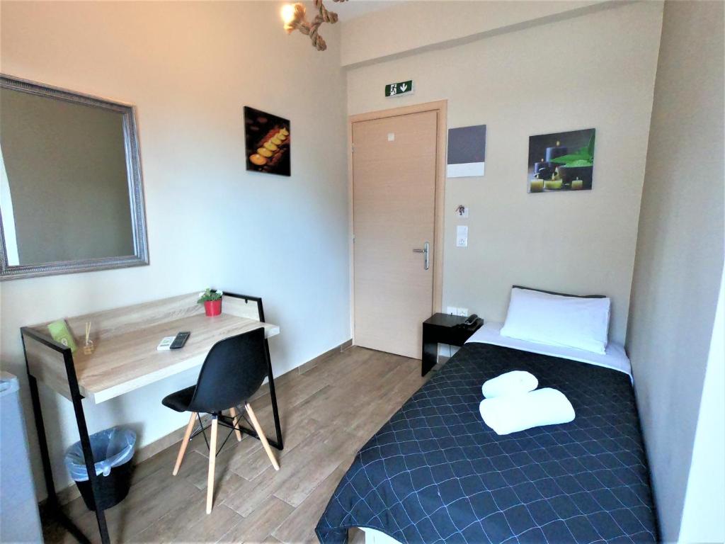 Postel nebo postele na pokoji v ubytování Achillion Hotel Piraeus