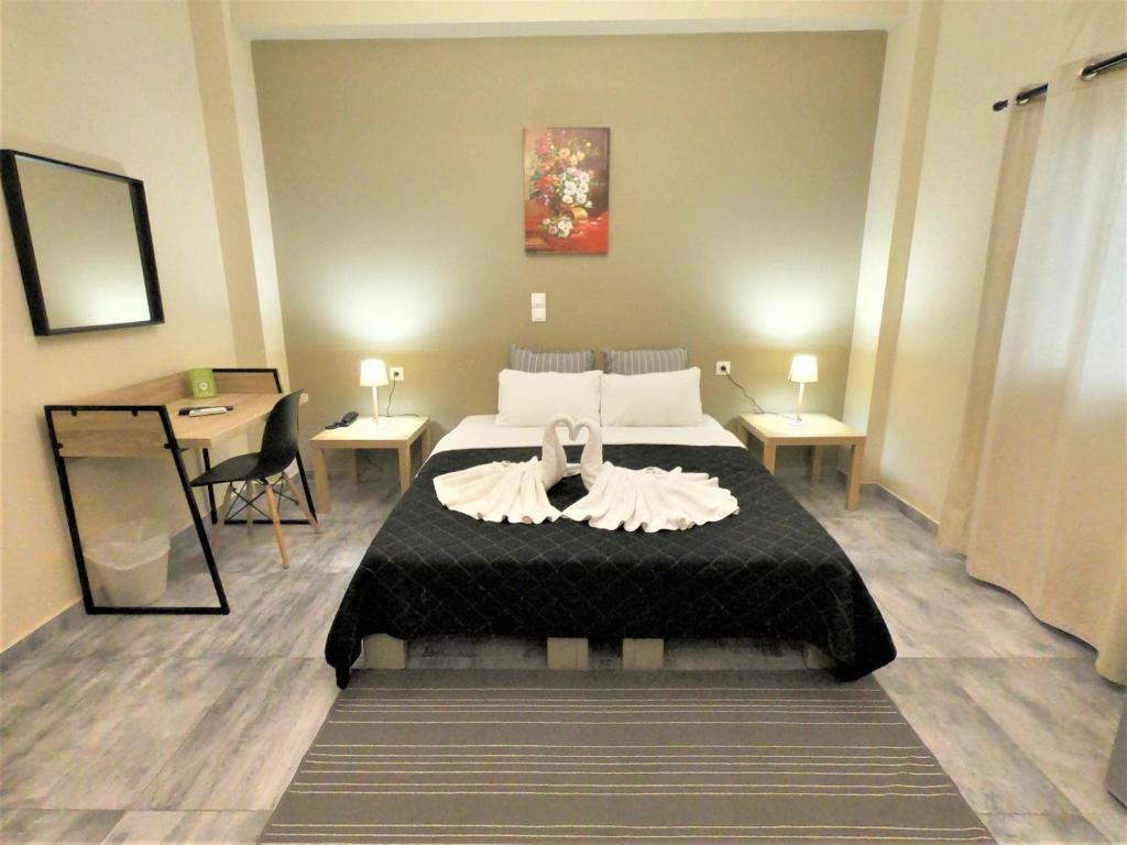 Postel nebo postele na pokoji v ubytování Achillion Hotel Piraeus