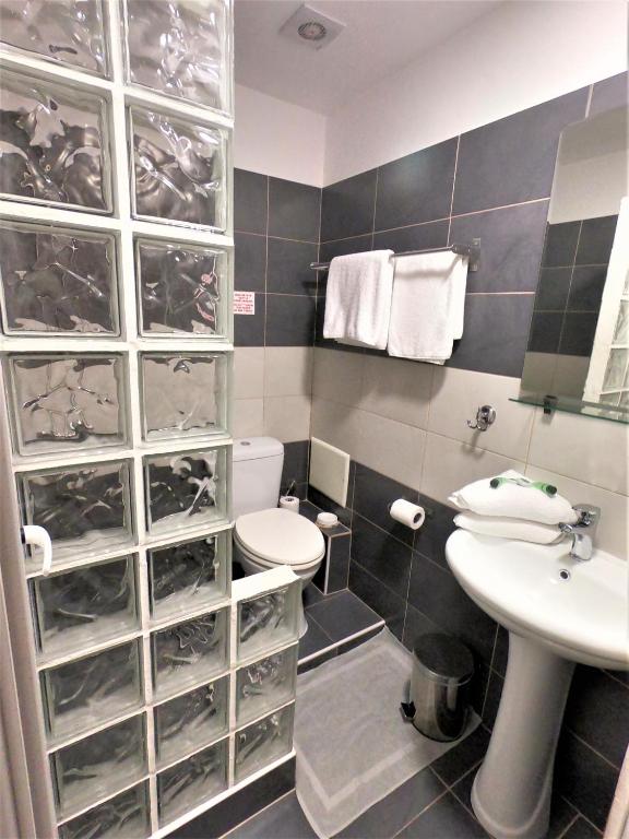 Koupelna v ubytování Achillion Hotel Piraeus