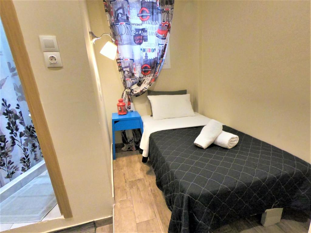 Postel nebo postele na pokoji v ubytování Achillion Hotel Piraeus