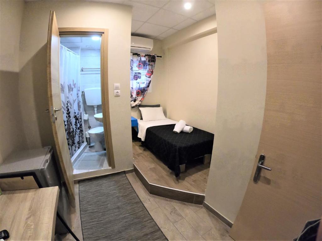 Postel nebo postele na pokoji v ubytování Achillion Hotel Piraeus
