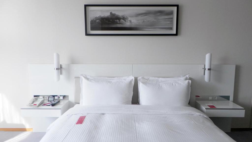 Postel nebo postele na pokoji v ubytování Ramada Plaza by Wyndham Suwon