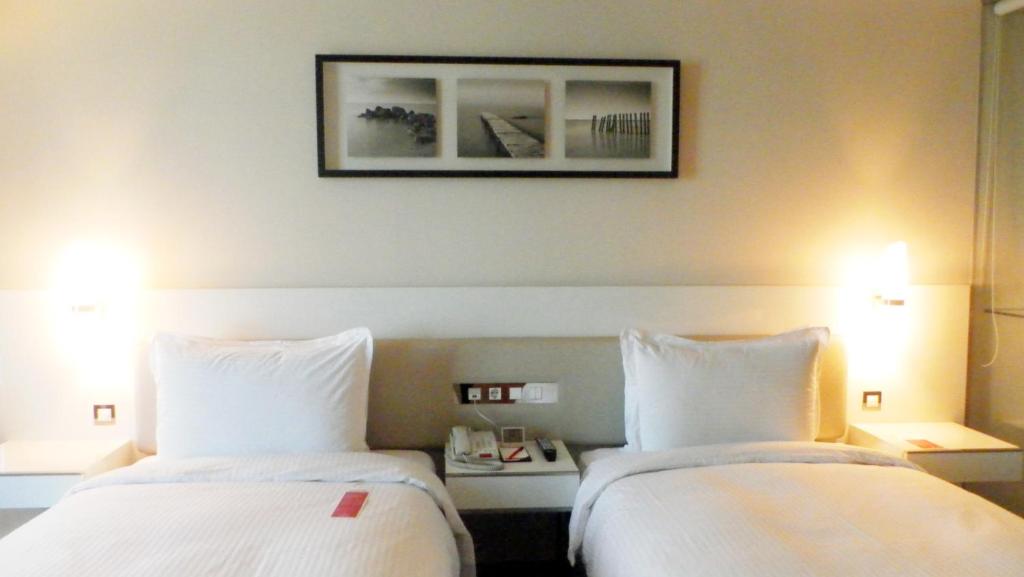Postel nebo postele na pokoji v ubytování Ramada Plaza by Wyndham Suwon