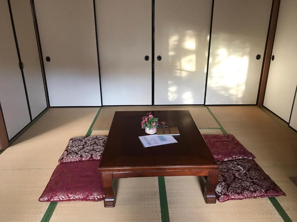 een salontafel met bloemen op een tapijt bij Yamabitoan - Vacation STAY 04295v in Chikushino