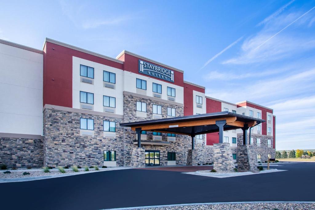 eine Darstellung der Vorderseite eines Hotels in der Unterkunft Staybridge Suites - Sioux Falls Southwest, an IHG Hotel in Sioux Falls