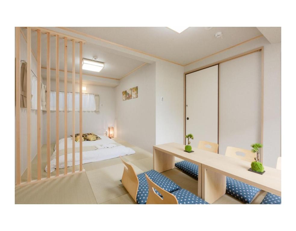 Cette chambre comprend un lit et un bureau avec des chaises. dans l'établissement Xu Zhai - Vacation STAY 03778v, à Kyoto