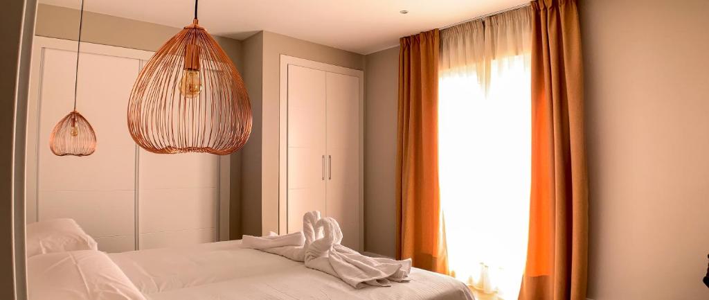 Postel nebo postele na pokoji v ubytování Sea to Sky Suites - Mijas Pueblo