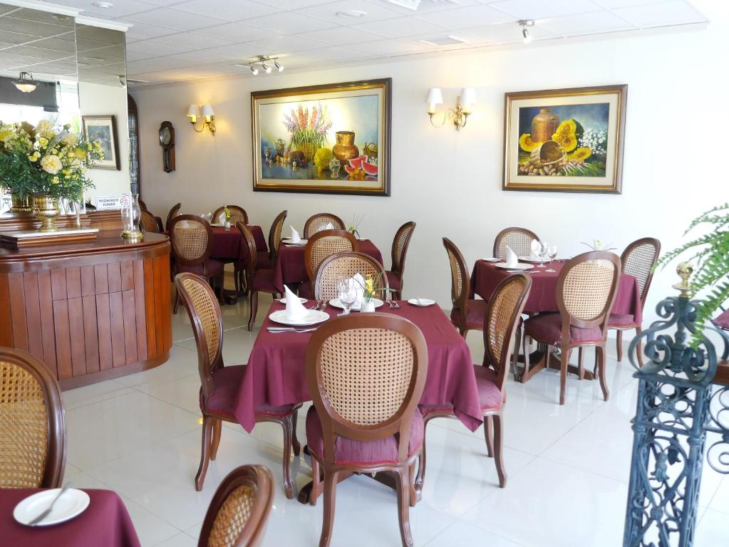 a dining room with tables and chairs in a restaurant at Hotel Boulevard in Lima