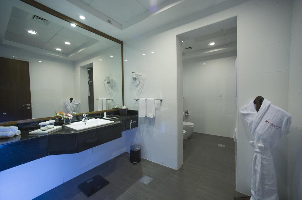 Un baño de Ramada Abu Dhabi Corniche