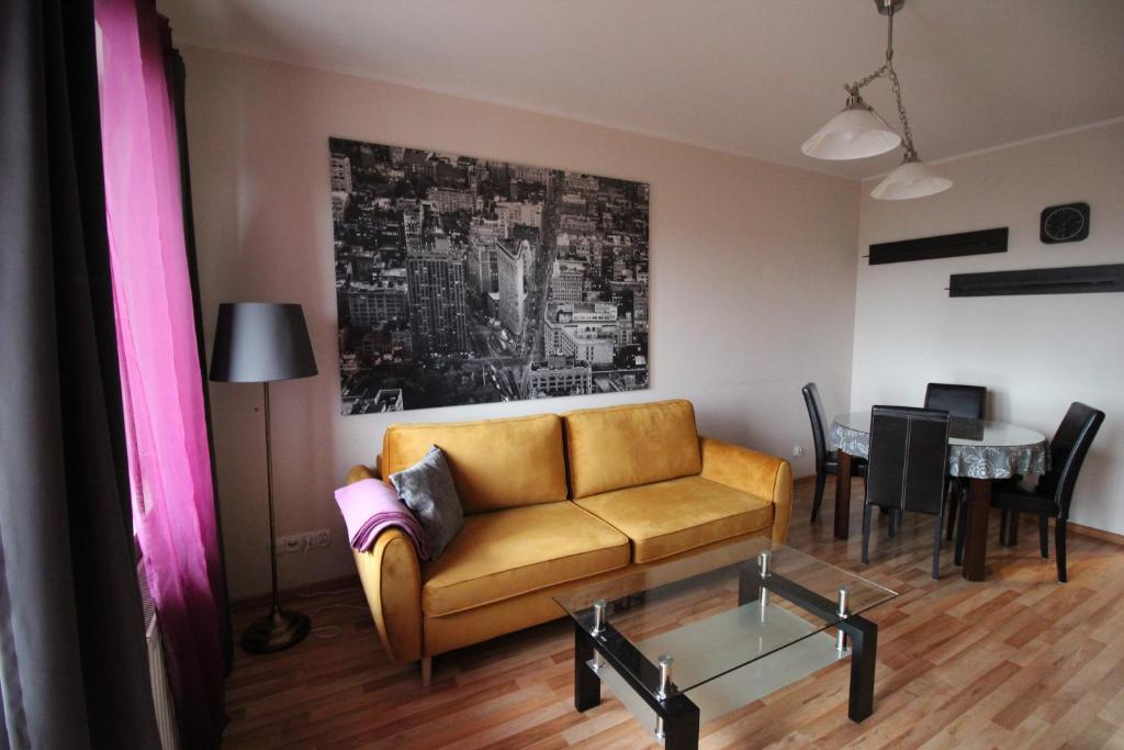 sala de estar con sofá y mesa en Apartament Józefa 1, en Toruń
