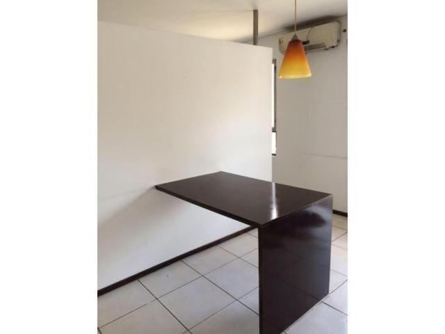 einen schwarzen Tisch in einem Zimmer mit einer weißen Wand in der Unterkunft Departamento Mendoza Ciudad Capital in Mendoza