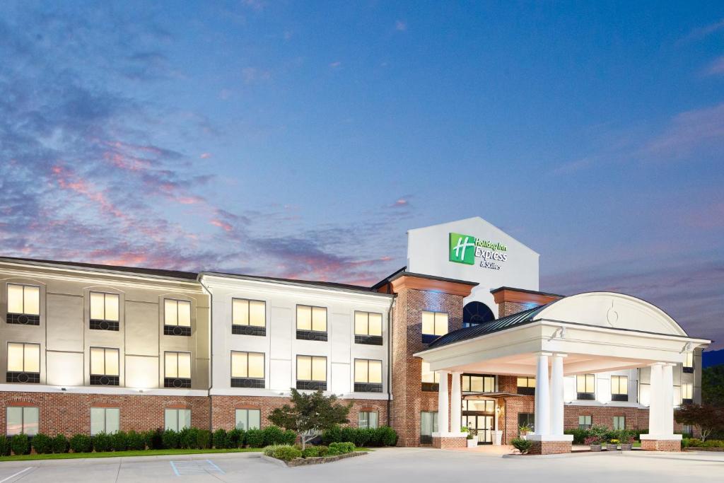 Holiday Inn Express Hotel & Suites Salem, an IHG Hotel في سالم: مبنى مكتب يوجد عليه لافتة