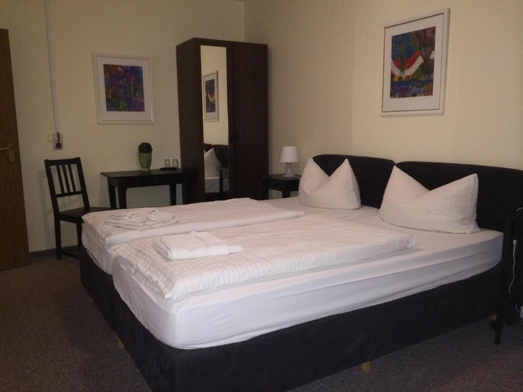 Postel nebo postele na pokoji v ubytování Hotel Gasthof am Waldeck