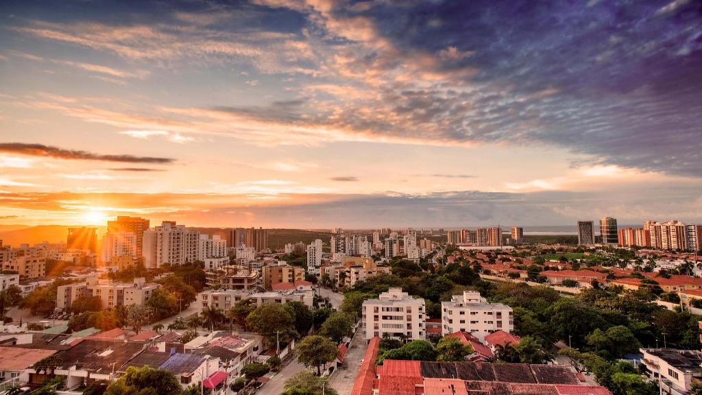 Nespecifikovaný výhled na destinaci Barranquilla nebo výhled na město při pohledu z aparthotelu