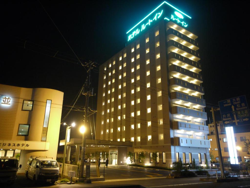 un edificio con un cartel encima por la noche en Hotel Route-Inn Sendai Taiwa Inter, en Taiwa