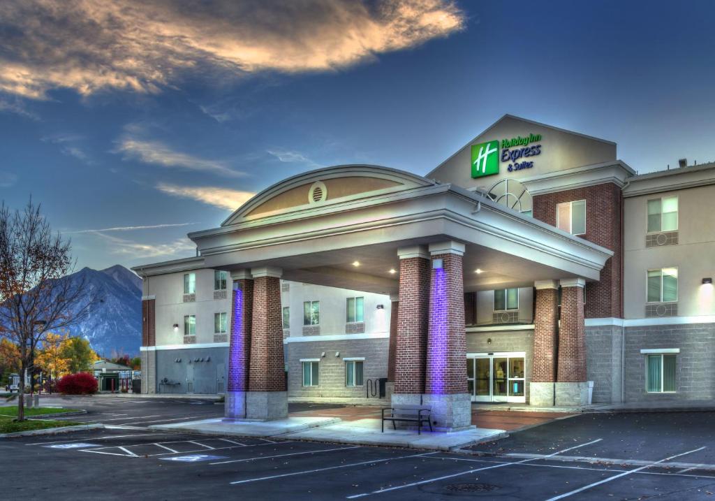 a hotel in a parking lot with a building at Holiday Inn Express Hotel & Suites Minden, an IHG Hotel in Minden