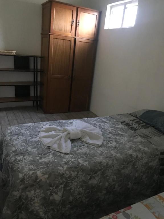 1 dormitorio con 1 cama con 2 toallas en Pousada Vera, en São Paulo