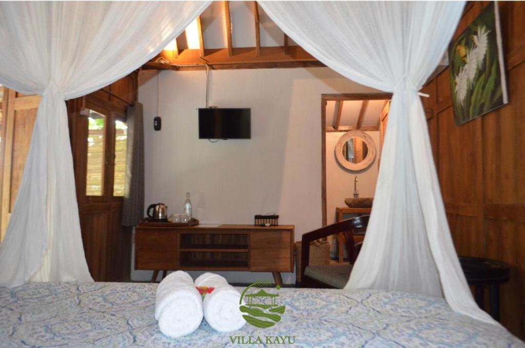 Postel nebo postele na pokoji v ubytování Villa Kayu Yogyakarta