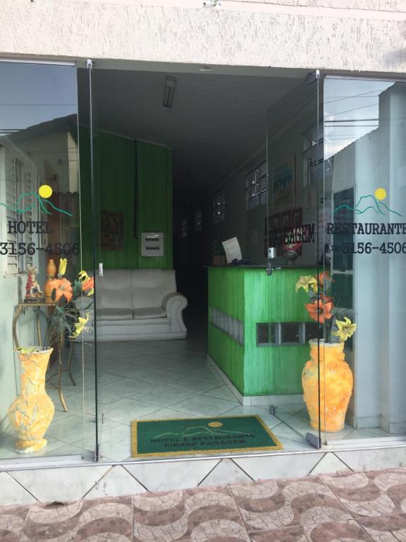 une fenêtre d'affichage d'un magasin avec des vases dans l'établissement Hotel Cidade Paisagem, à Piquete