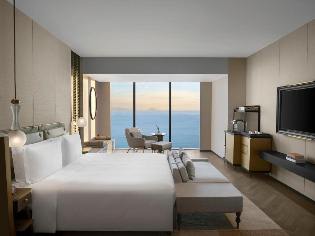 Postel nebo postele na pokoji v ubytování Hoiana Hotel & Suites