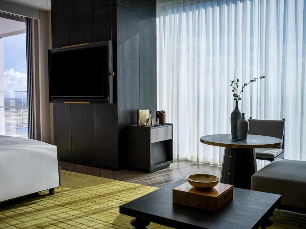 TV a/nebo společenská místnost v ubytování Hoiana Hotel & Suites