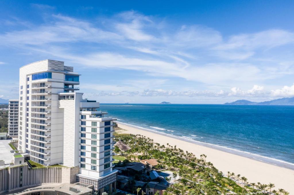 una vista aérea de un hotel y de la playa en Hoiana Hotel & Suites, en Hoi An