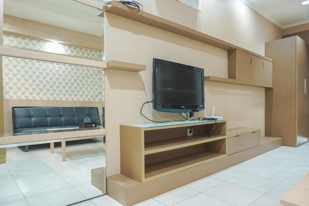 Strategic 1BR The Boulevard Apartment with Luxurious Design By Travelio - Apartamento De Un Dormitorio