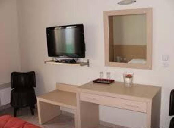 TV a/nebo společenská místnost v ubytování Amfitrion Hotel