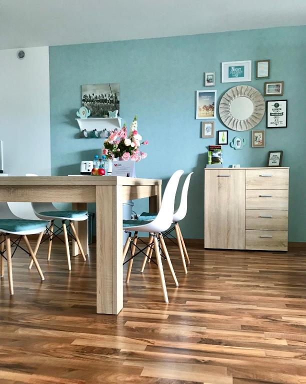 a dining room with a wooden table and chairs at NEU! TOP Apartment! 7km Saarbruecken! Terrasse, Garten! in Sulzbach