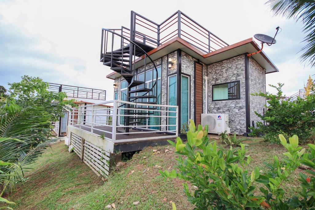 Happy Mountain Airport Resort - 16