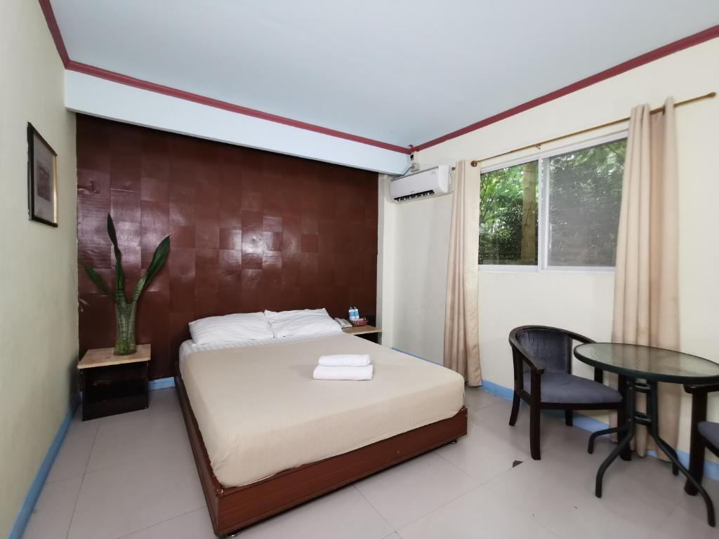 Postel nebo postele na pokoji v ubytování Cebu Hilltop Hotel