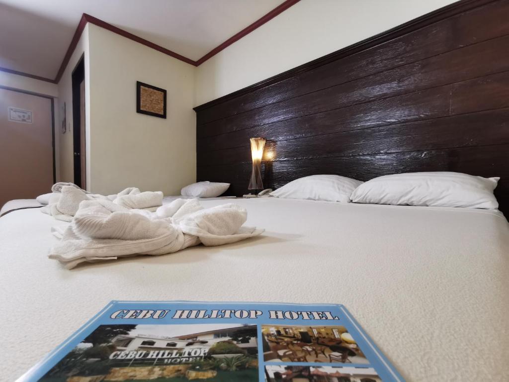 Postel nebo postele na pokoji v ubytování Cebu Hilltop Hotel