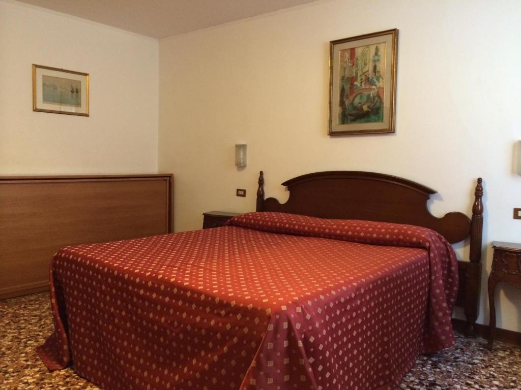 Postel nebo postele na pokoji v ubytování Hotel Fontana