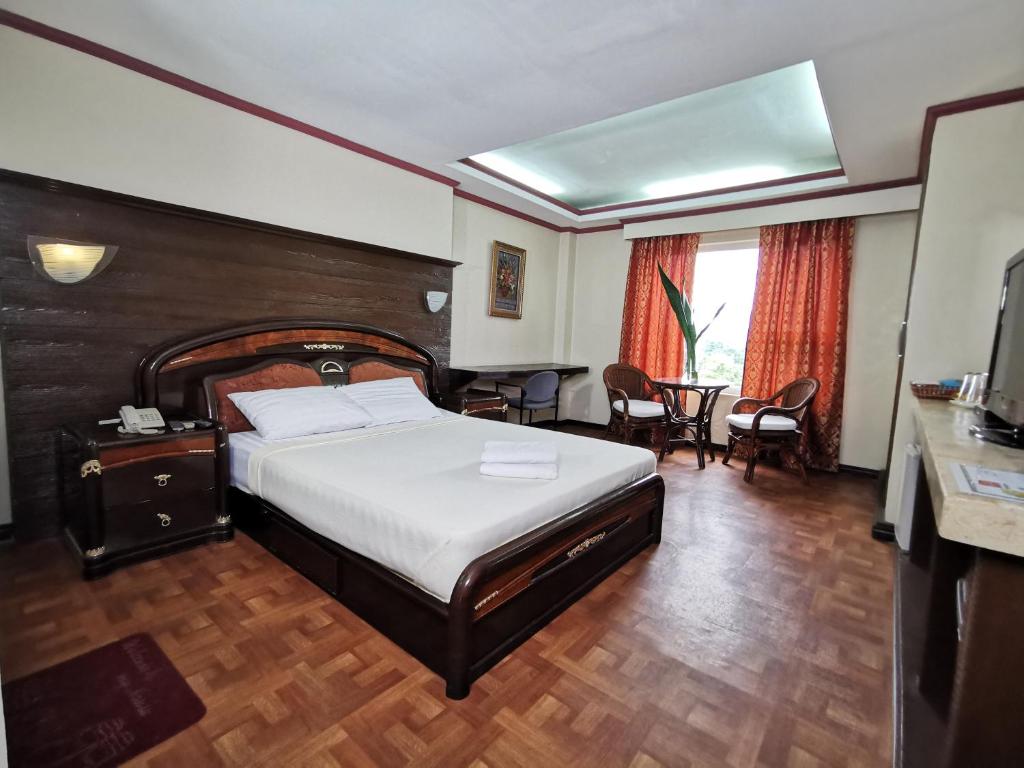 Postel nebo postele na pokoji v ubytování Cebu Hilltop Hotel