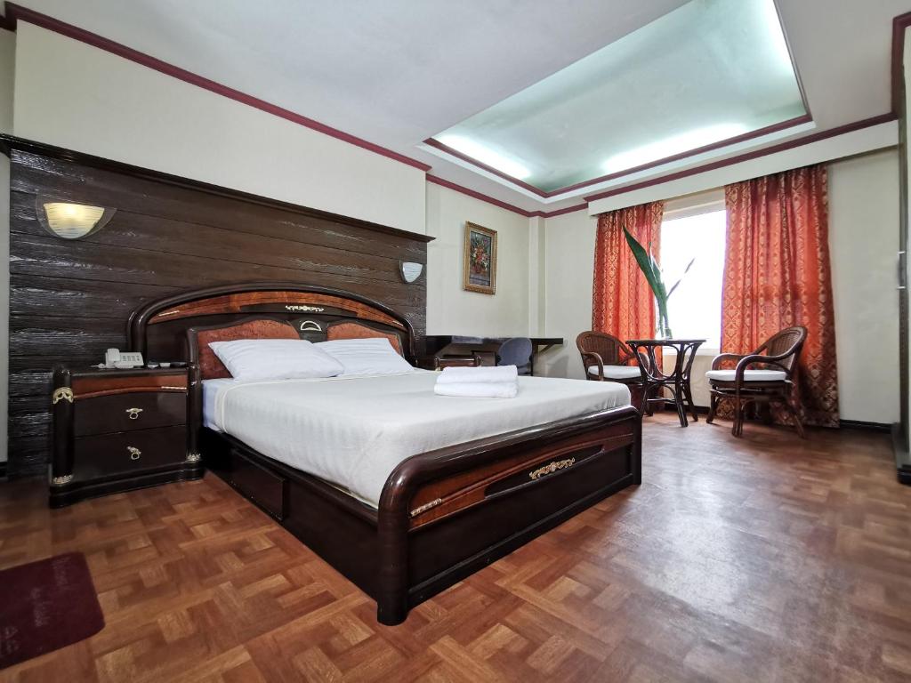 Postel nebo postele na pokoji v ubytování Cebu Hilltop Hotel
