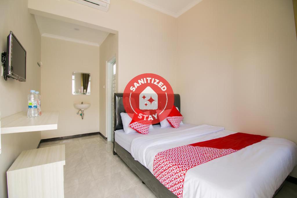 מיטה או מיטות בחדר ב-Super OYO 1078 Fakhira Residence