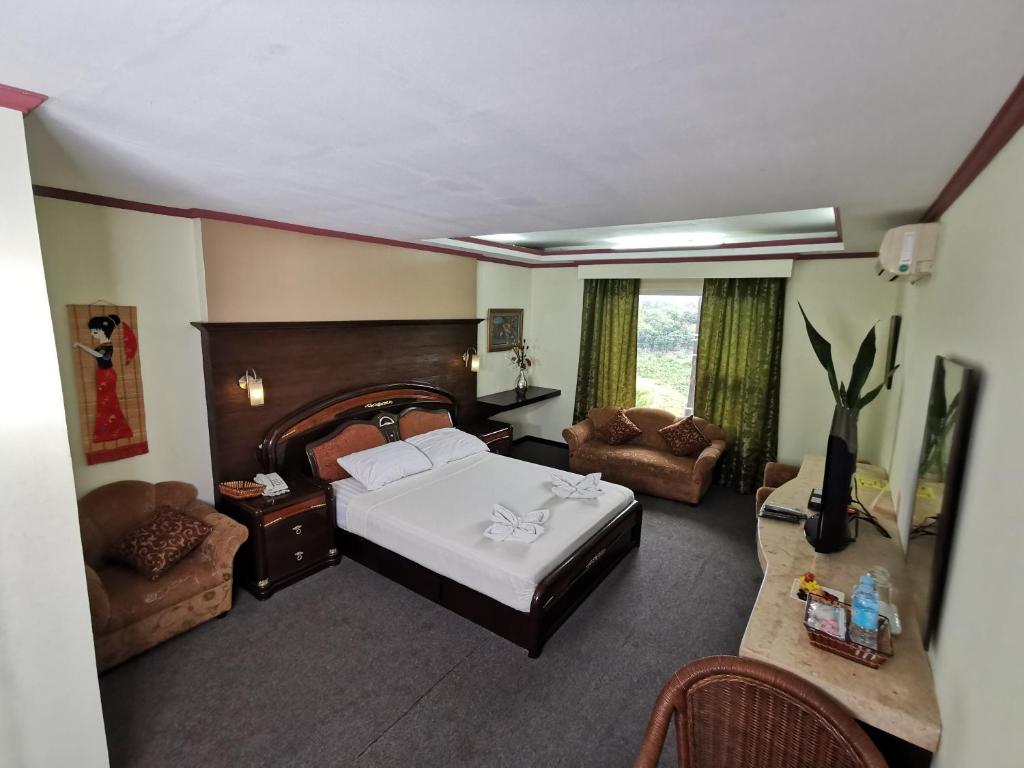 Postel nebo postele na pokoji v ubytování Cebu Hilltop Hotel