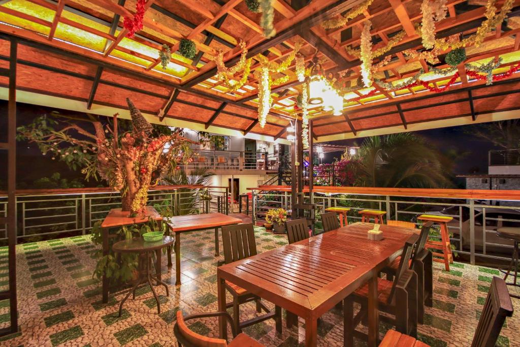 Happy Mountain Airport Resort - 11