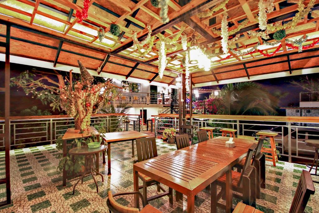 Happy Mountain Airport Resort - 14