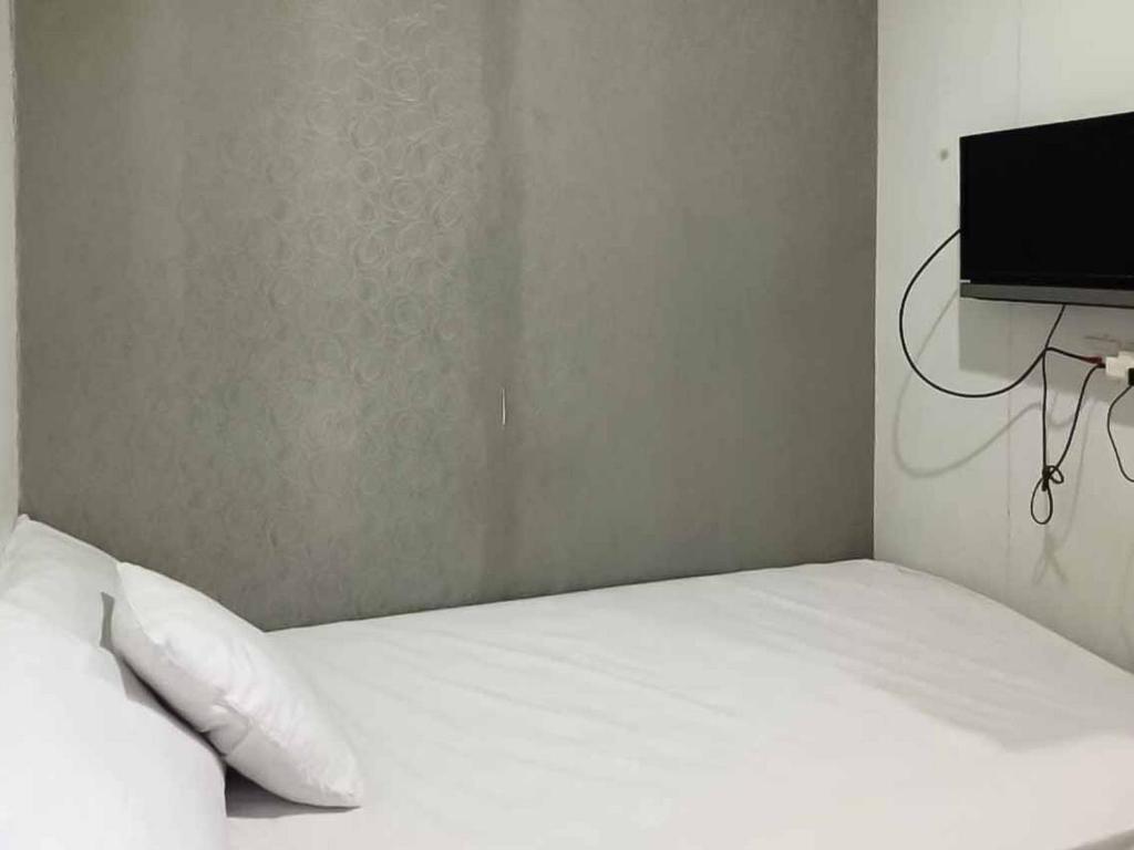 TV a/nebo společenská místnost v ubytování Aimer Guest House Syariah Mitra RedDoorz