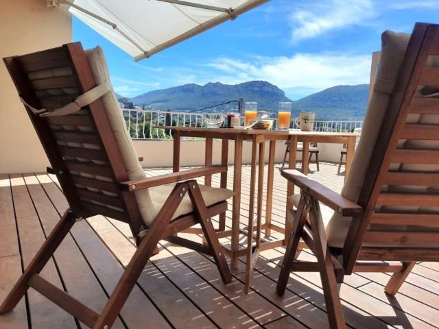Dos sillas y una mesa en un balcón. en CALYPSO, en Cassis